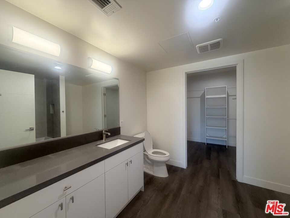 900 S Kenmore Avenue - Photo 2
