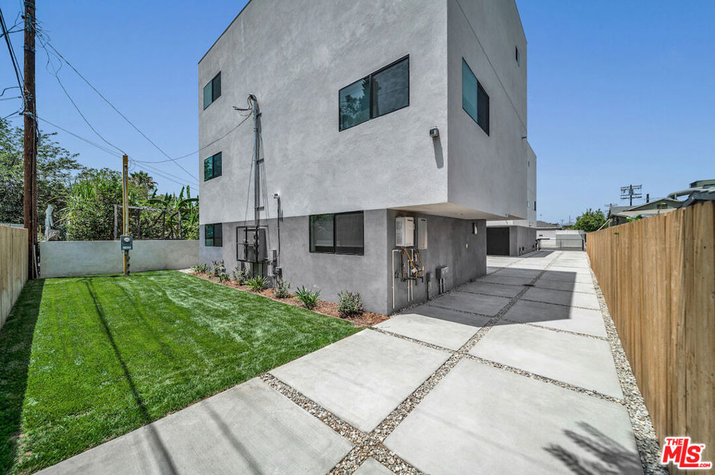 11524 Emelita Street - Photo 13