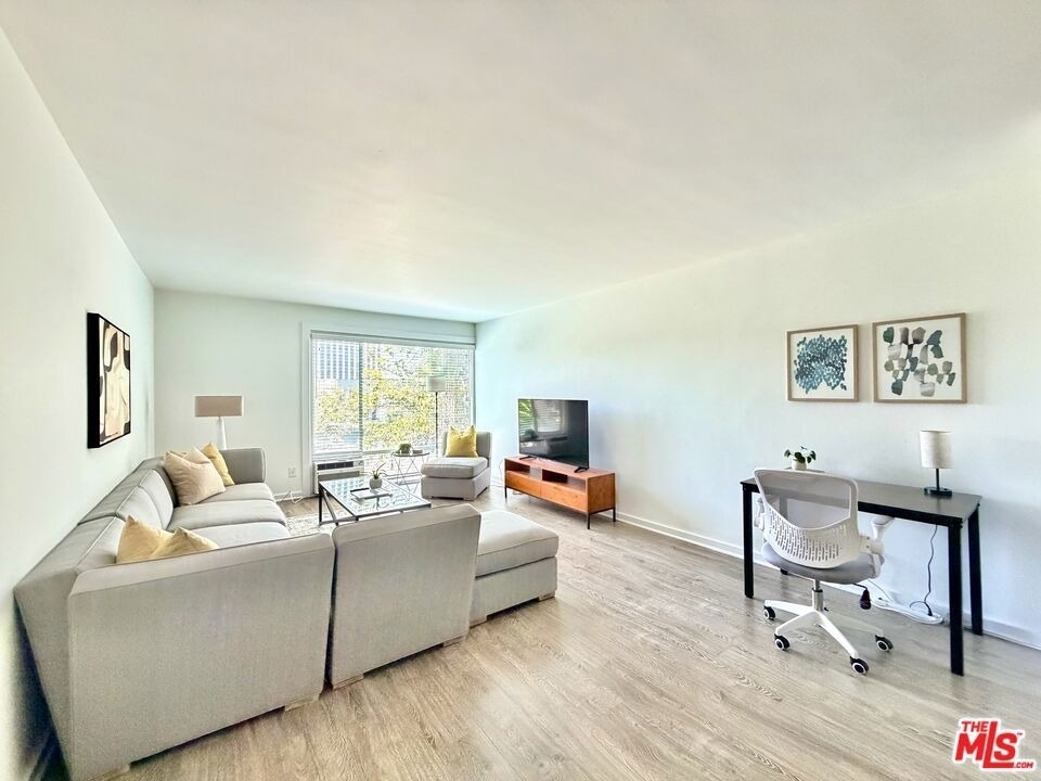 5805 W 8th Street - Photo 2