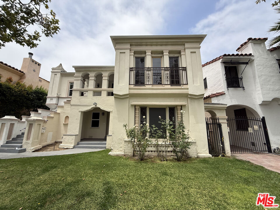 211 S Arnaz Drive - Photo 0