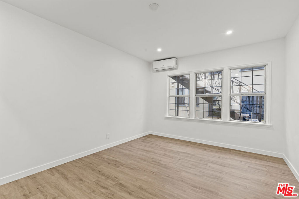 542 N Genesee Avenue - Photo 12