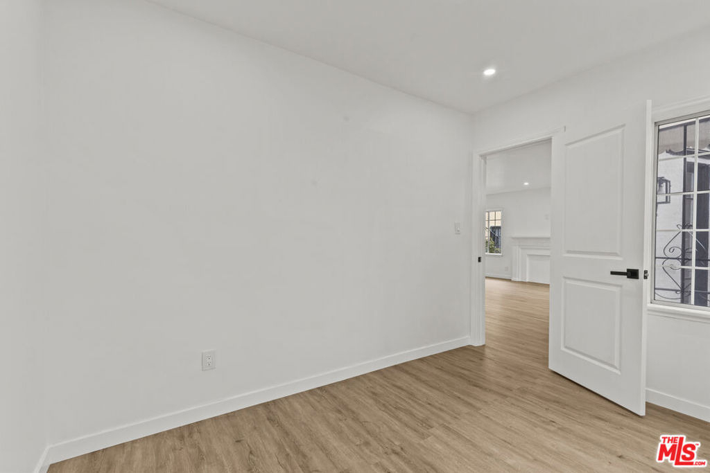 542 N Genesee Avenue - Photo 6