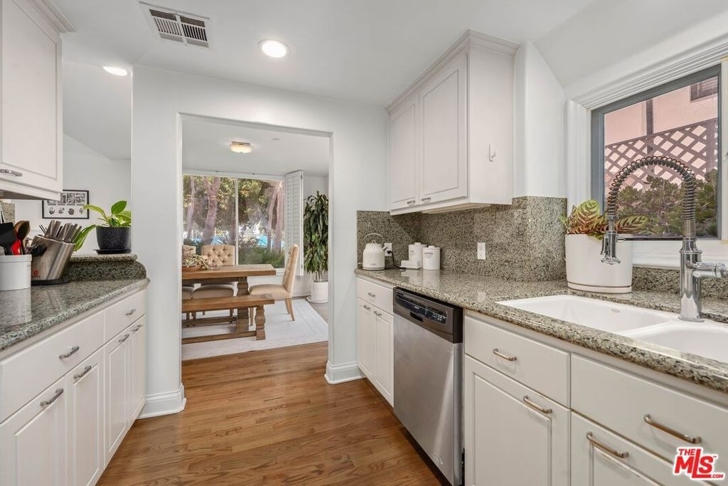 718 Lincoln Boulevard - Photo 12
