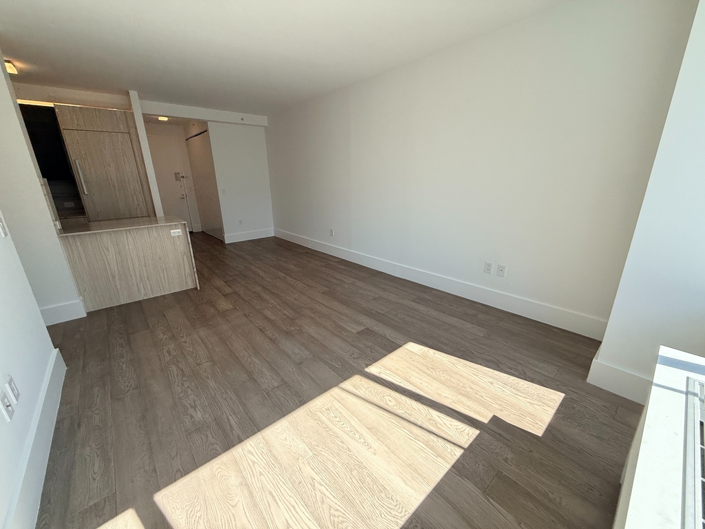 West 47th Street - Photo 12
