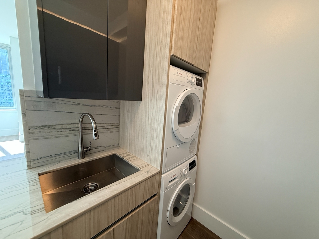 West 47th Street - Photo 9
