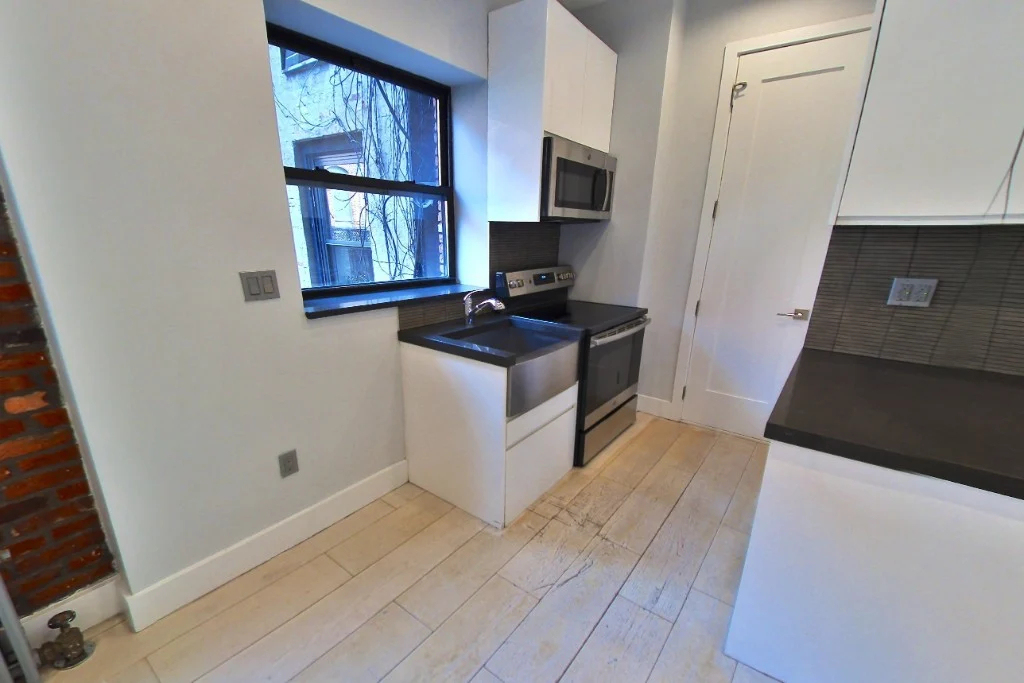 W 52nd St & 10th Ave - Photo 1