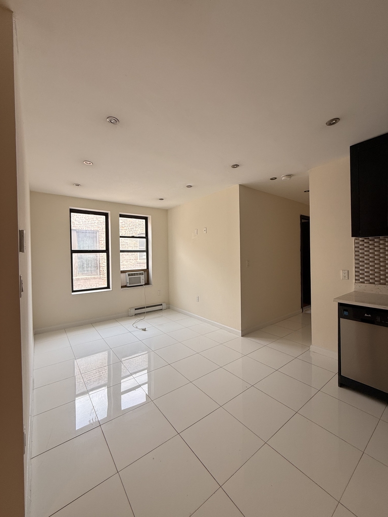 350 Manhattan Avenue - Photo 3