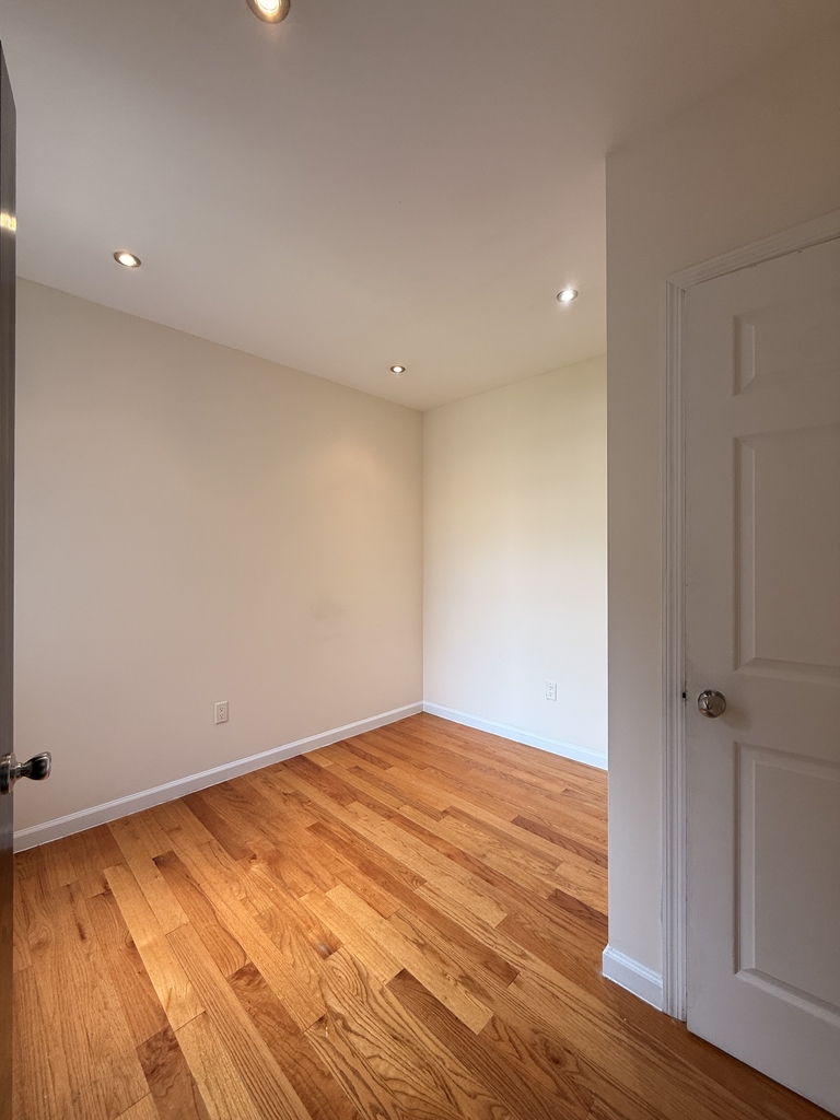 350 Manhattan Avenue - Photo 2
