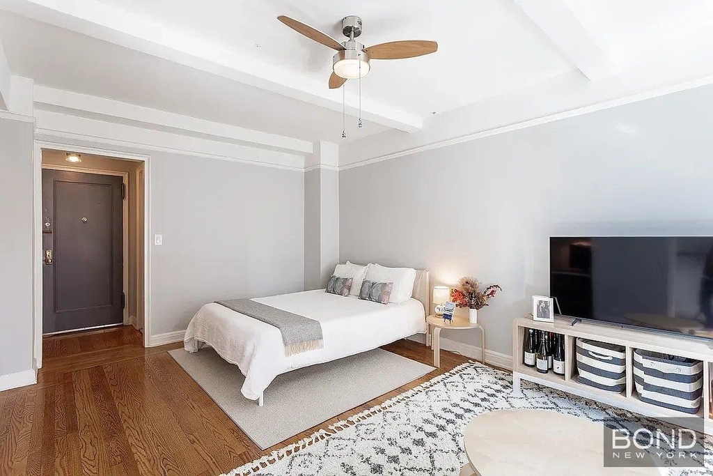 201 W 16th Street - Photo 1
