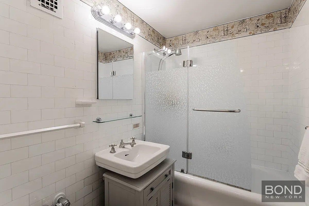 201 W 16th Street - Photo 5