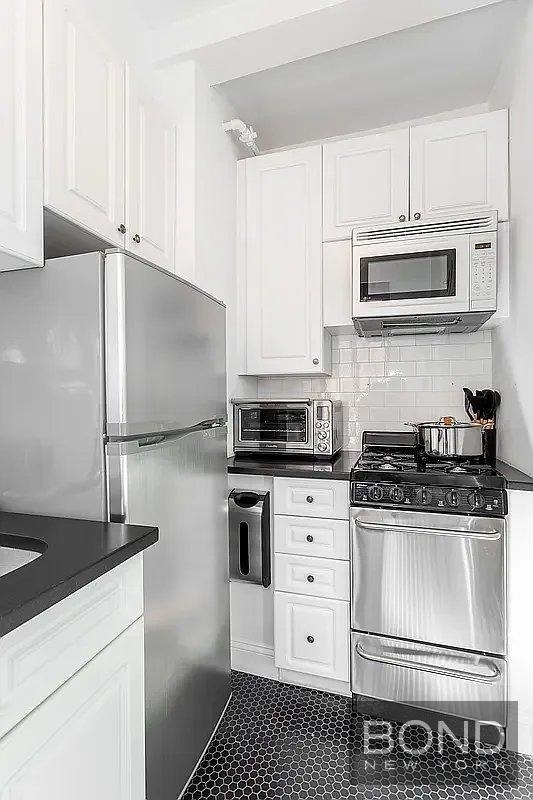 201 W 16th Street - Photo 4