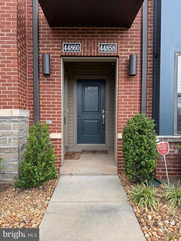 44858 Tiverton Square - Photo 1