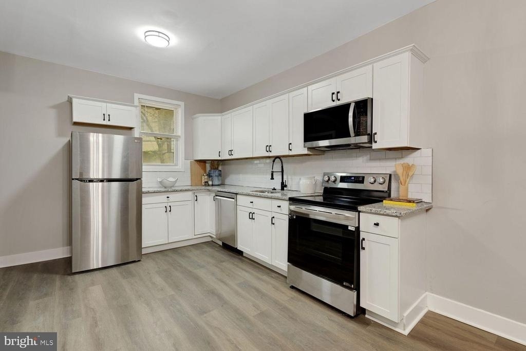 6721 N Woodstock Street - Photo 3