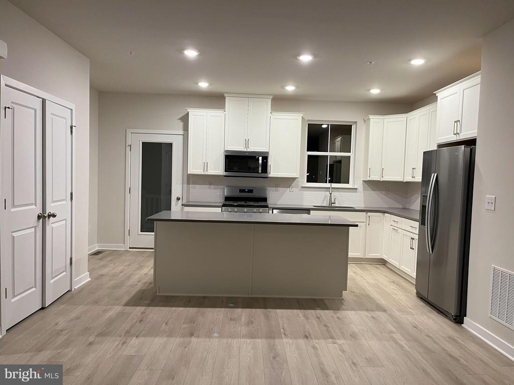 114 Continental Way - Photo 0