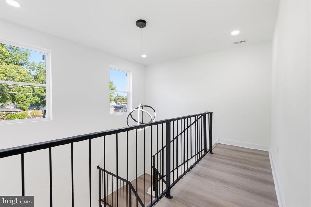 315 Westminster Avenue - Photo 34