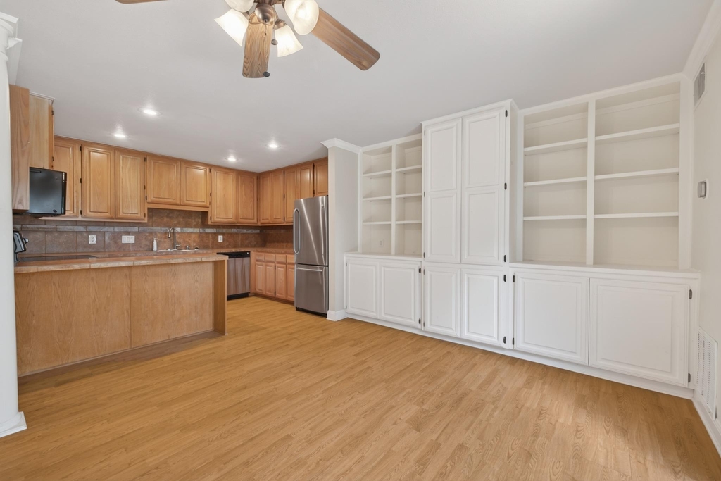 2500 Steck Ave - Photo 2