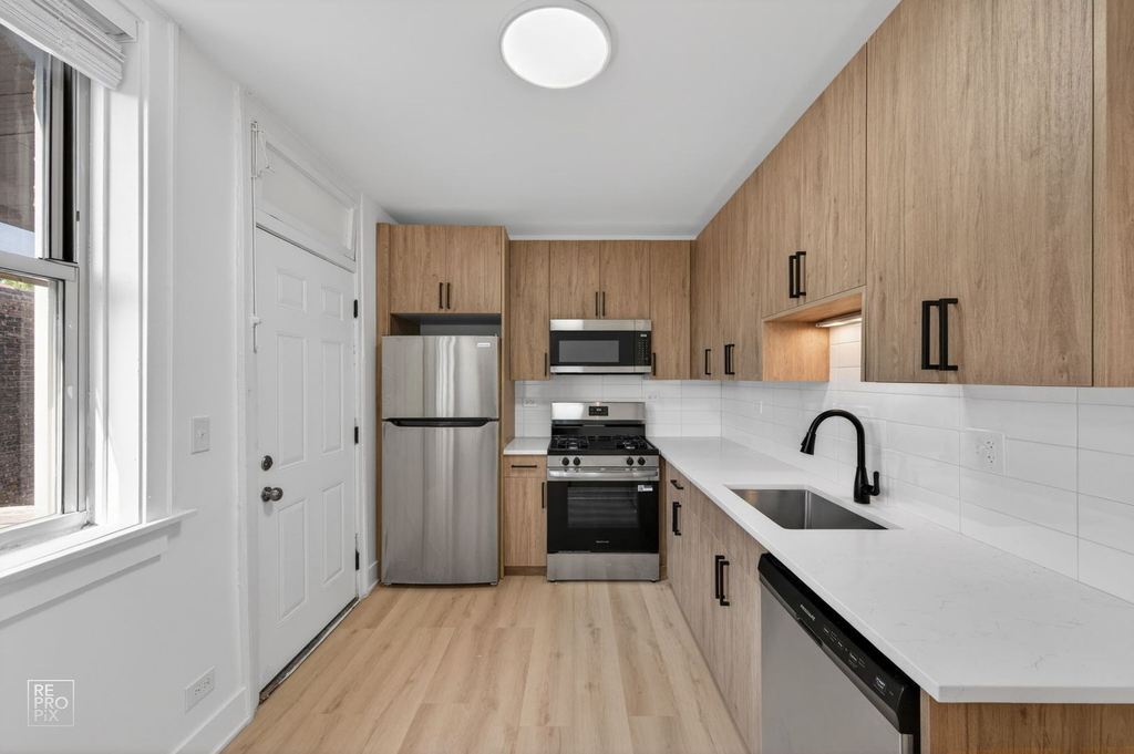 6312 N Artesian Avenue - Photo 2