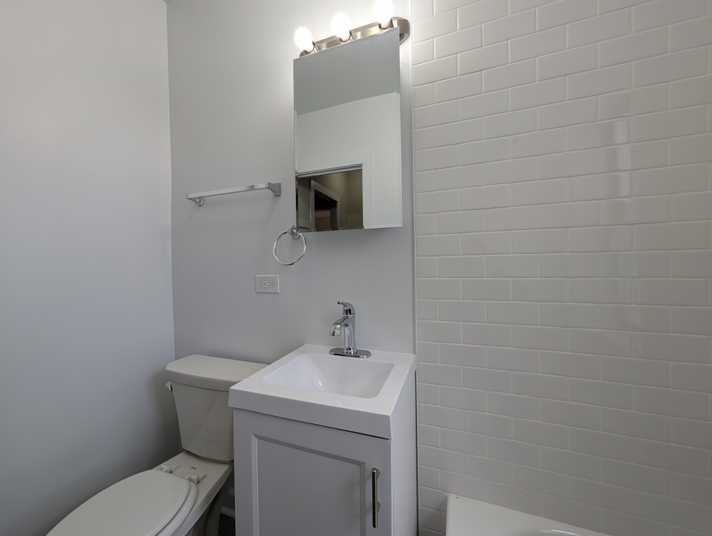 2700 N Spaulding Avenue - Photo 8