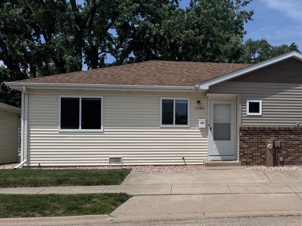 1353 Lakeview Avenue - Photo 0