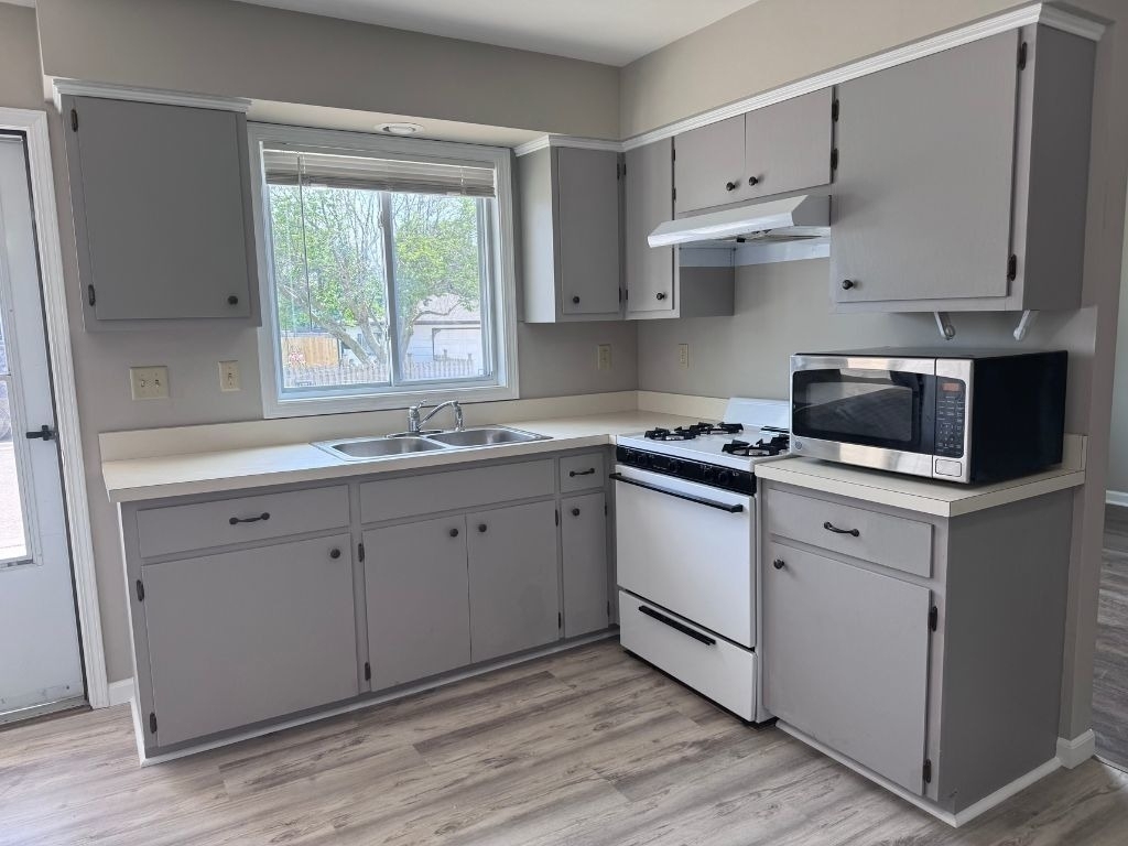 1353 Lakeview Avenue - Photo 2