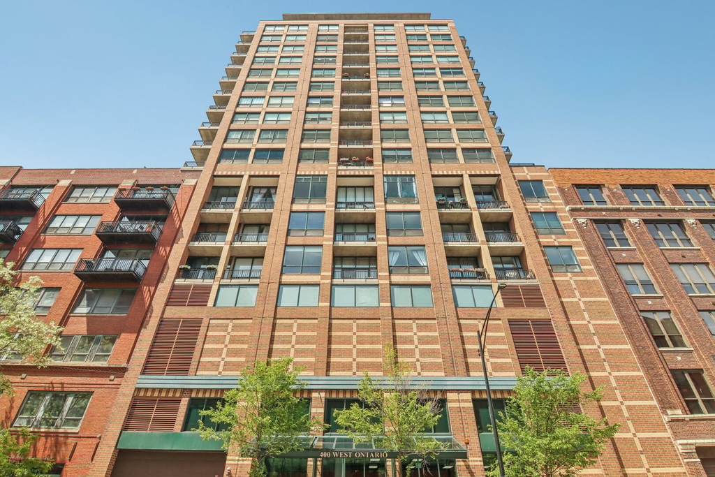 400 W Ontario Street - Photo 0