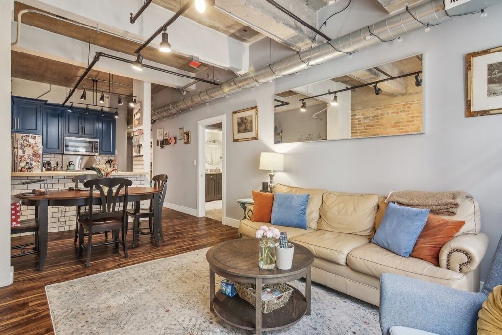 400 W Ontario Street - Photo 1