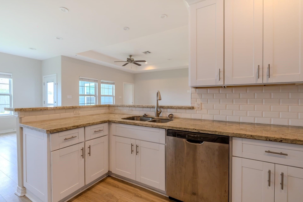 2422 Cardinal Drive - Photo 4