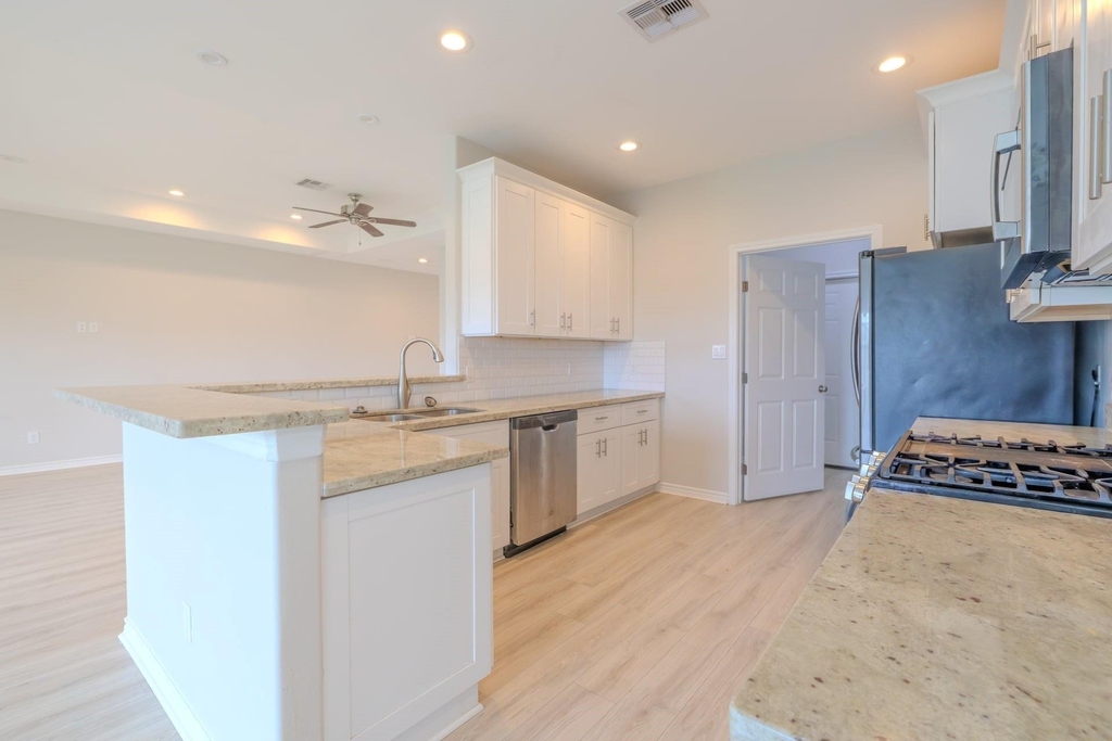 2422 Cardinal Drive - Photo 2
