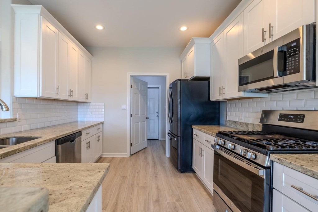 2422 Cardinal Drive - Photo 3