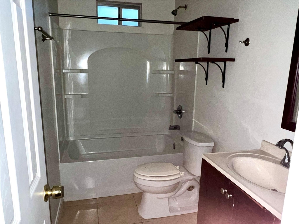4725 10th Street - Photo 4