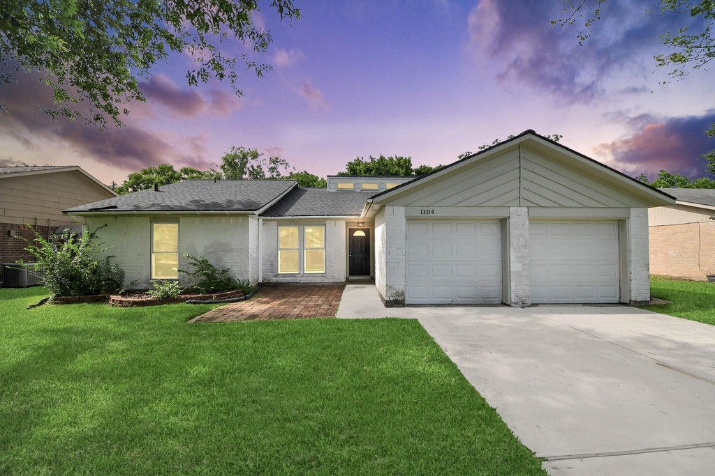 1104 N Heron Drive - Photo 0