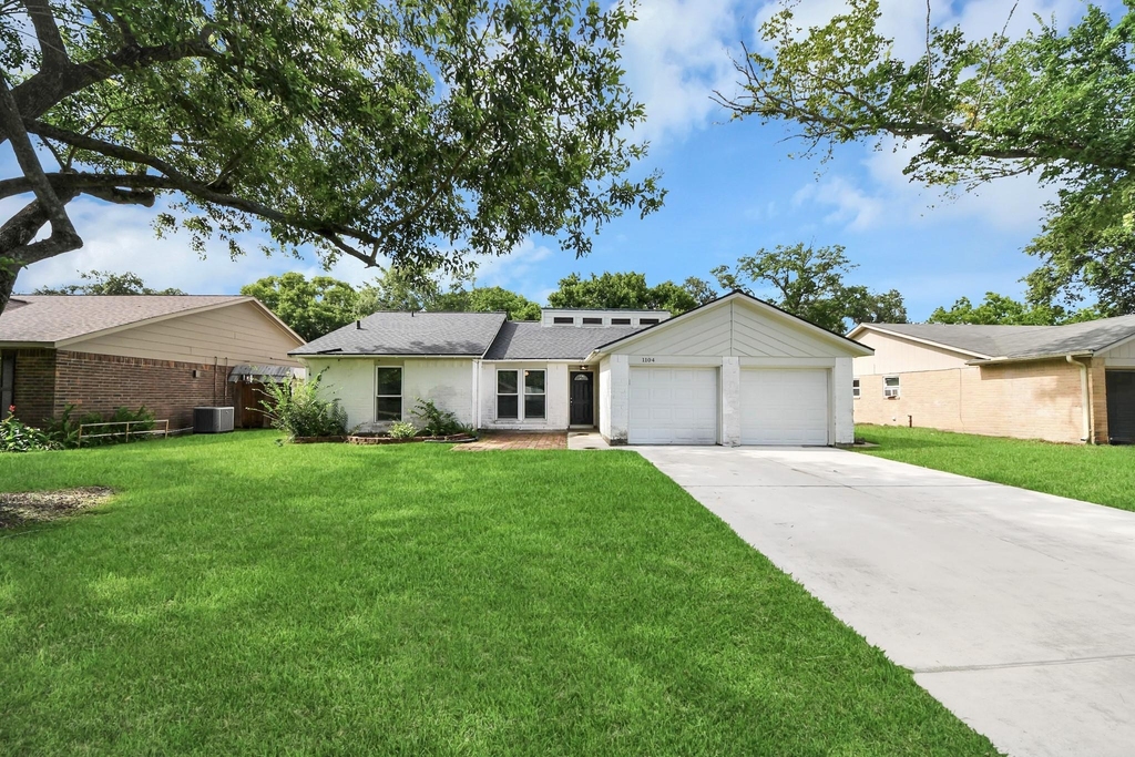 1104 N Heron Drive - Photo 1