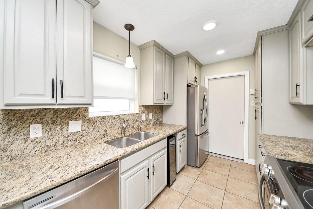 1104 N Heron Drive - Photo 7