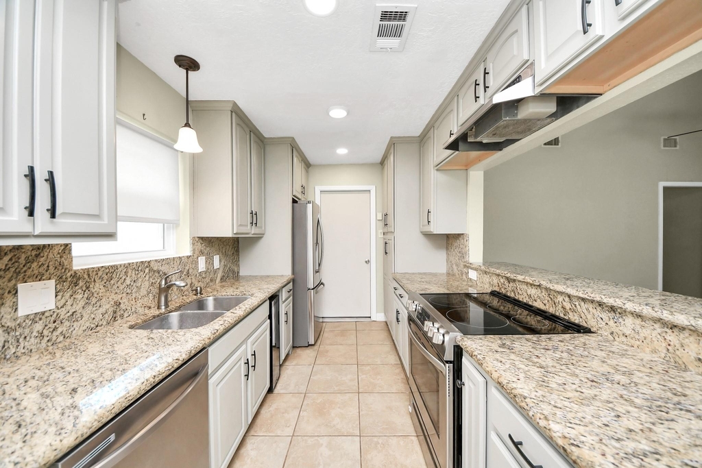 1104 N Heron Drive - Photo 6
