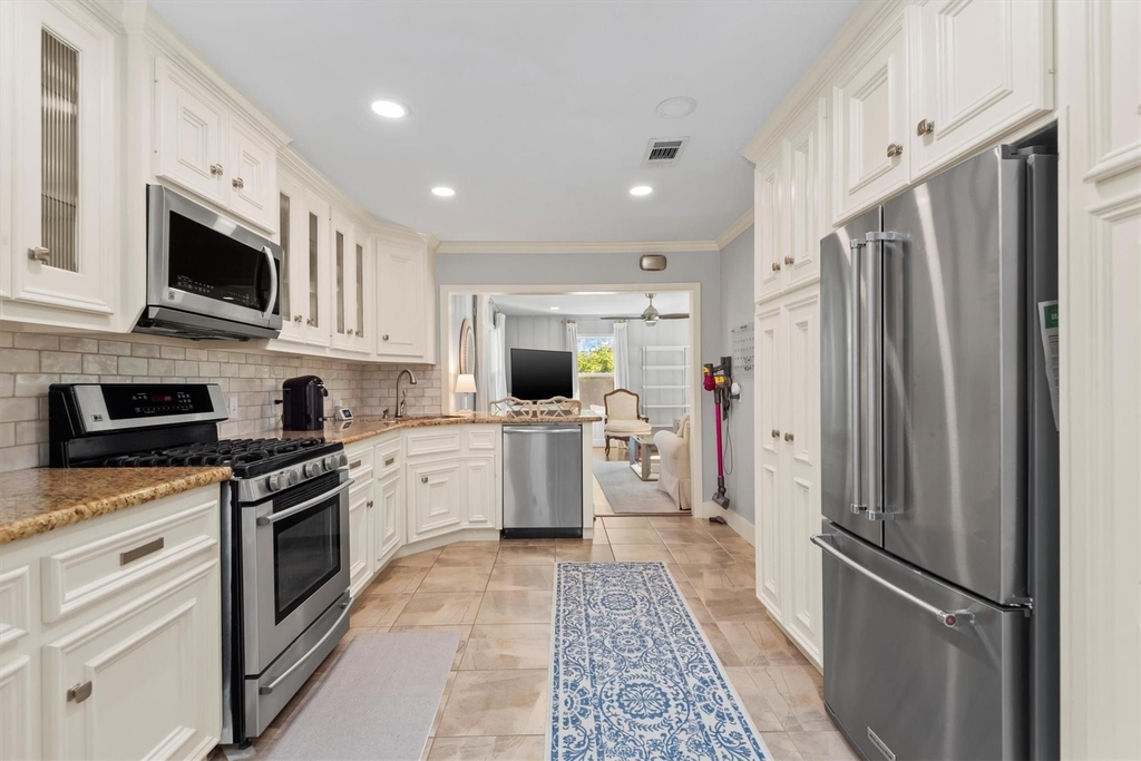 2023 Woodcrest Drive - Photo 9