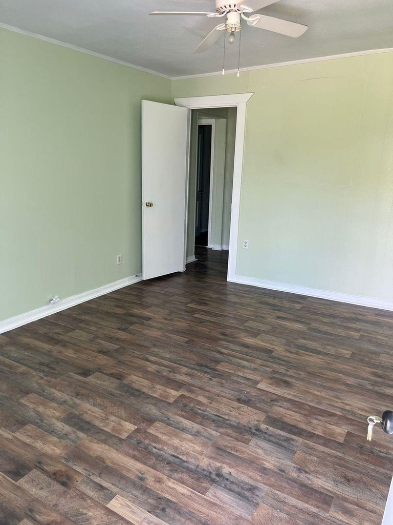 527 W 8th Street - Photo 2