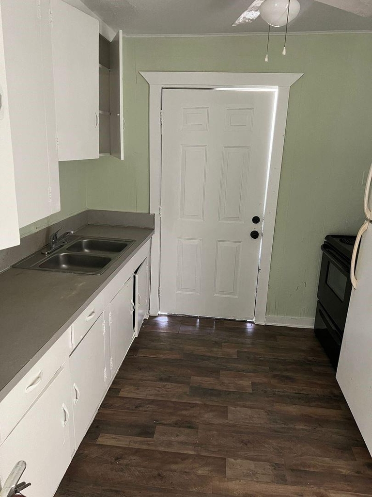 527 W 8th Street - Photo 3