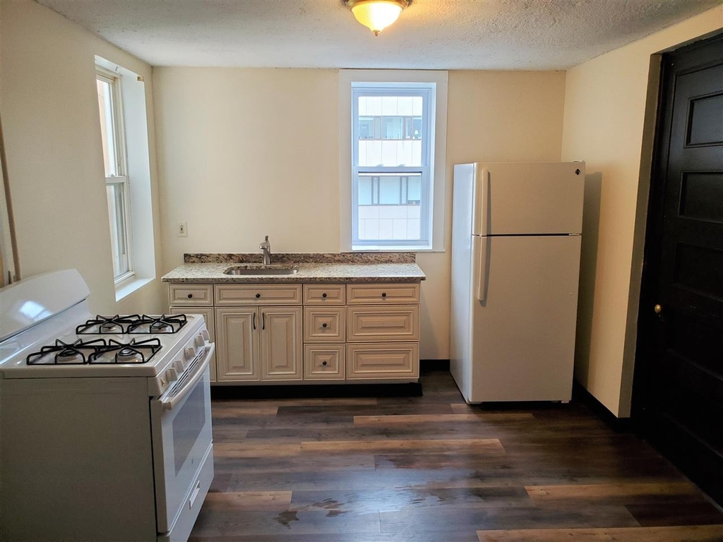 819 Elm - Photo 1