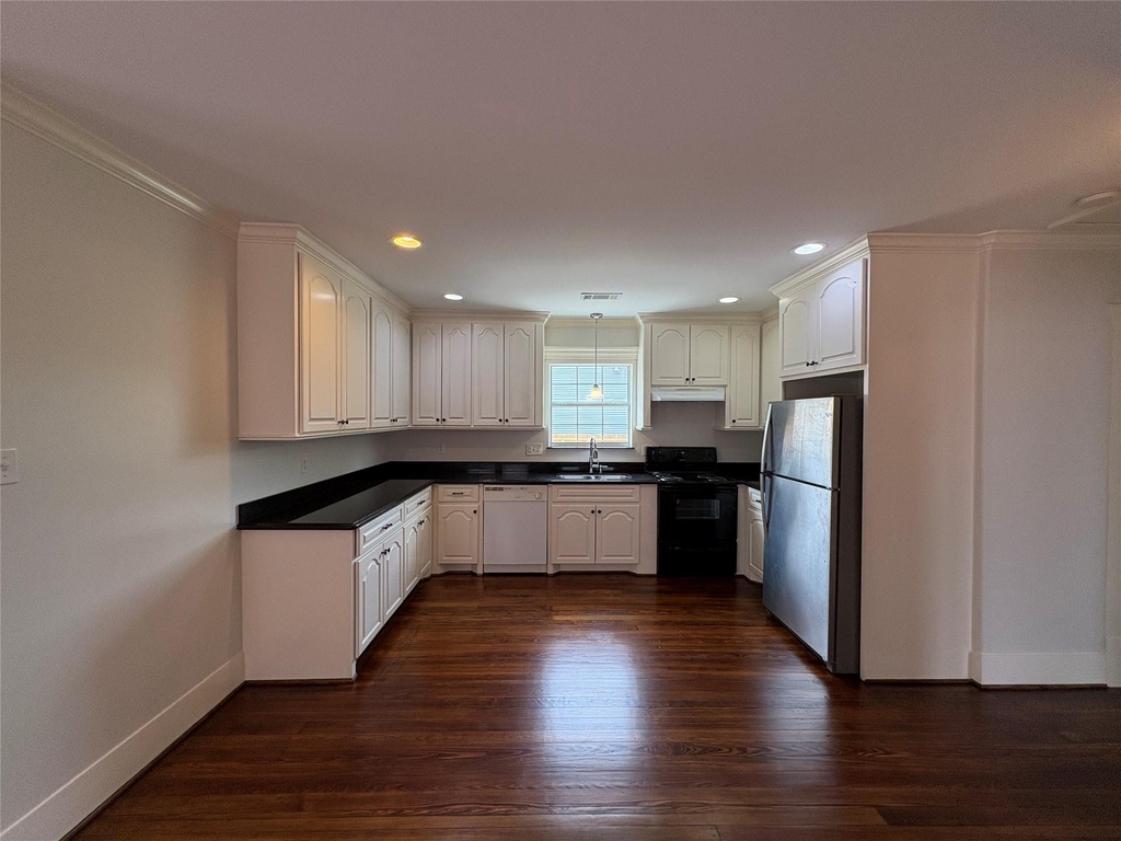 404 E 29th - Photo 11