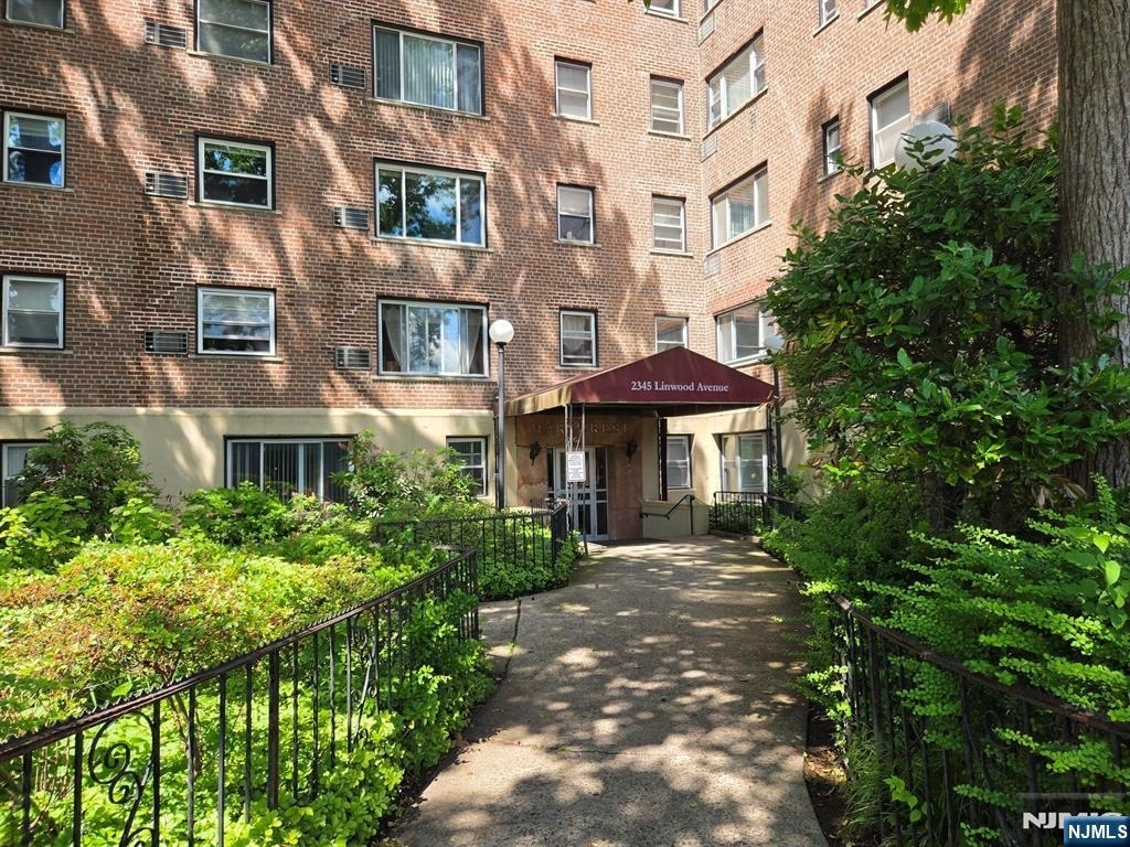 2345 Linwood - Photo 1
