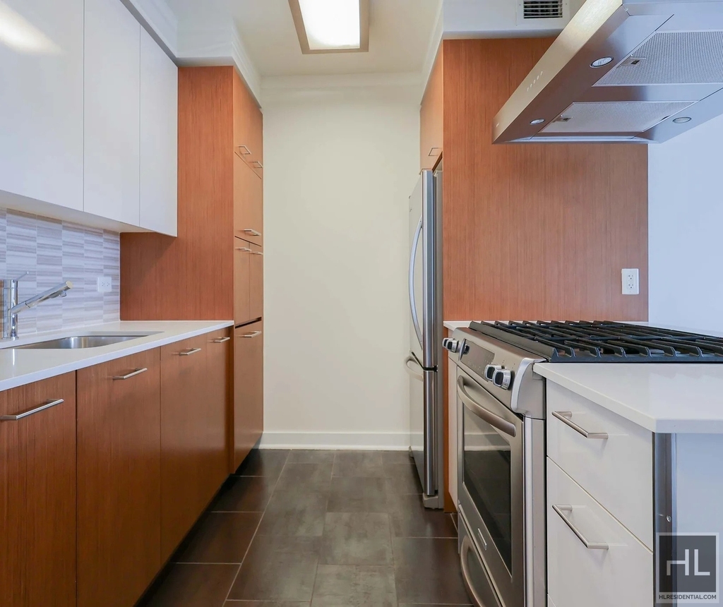 West 42nd Street - Photo 2
