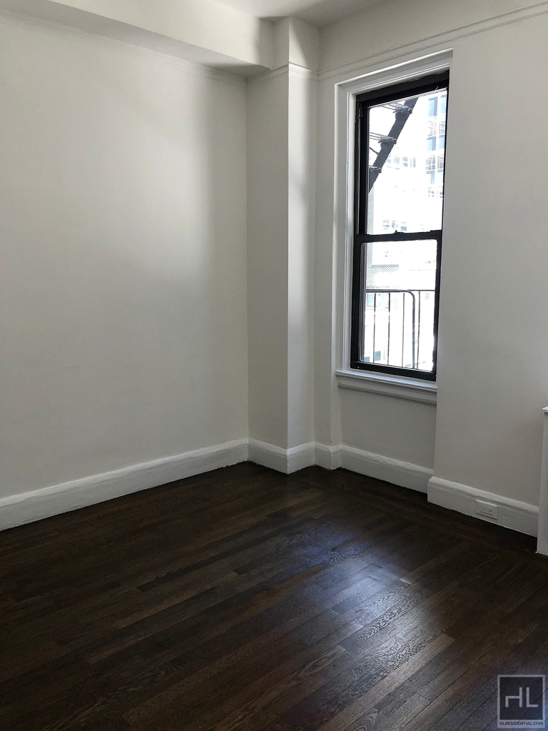 East 46 Street - Photo 2