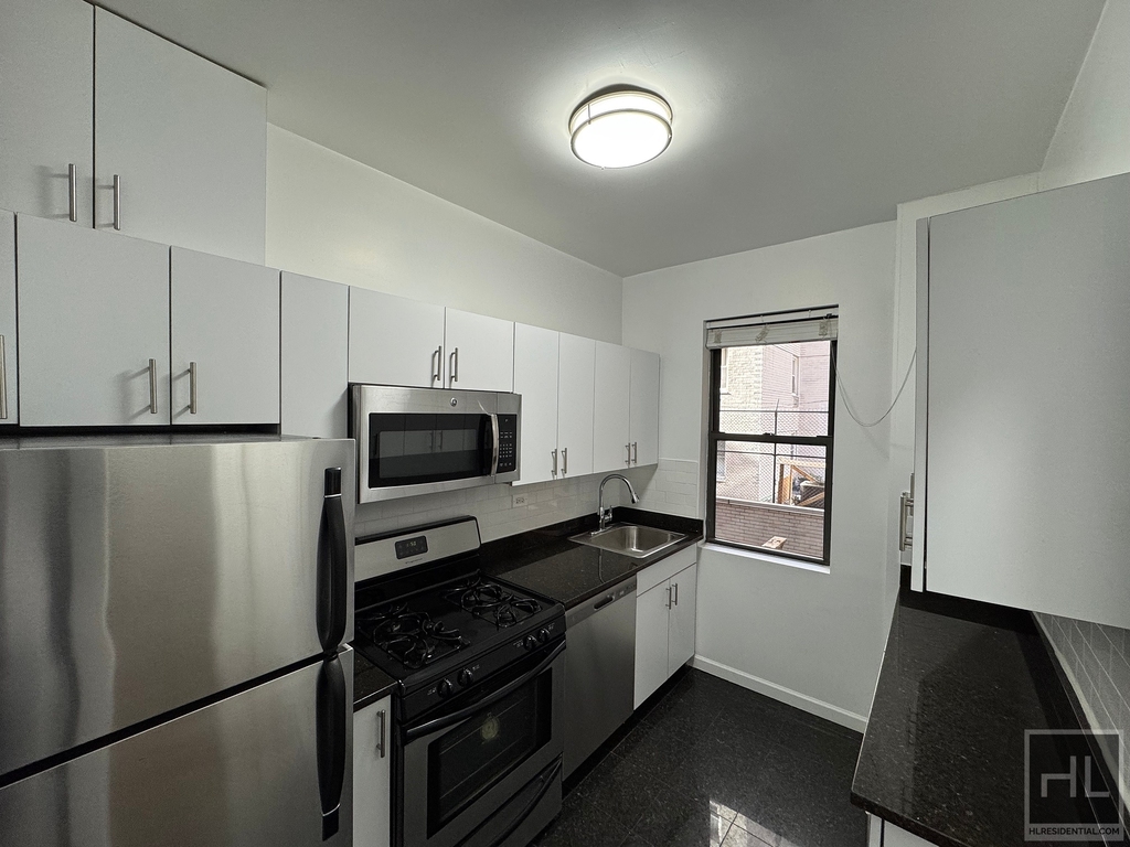 West 12 Street - Photo 2