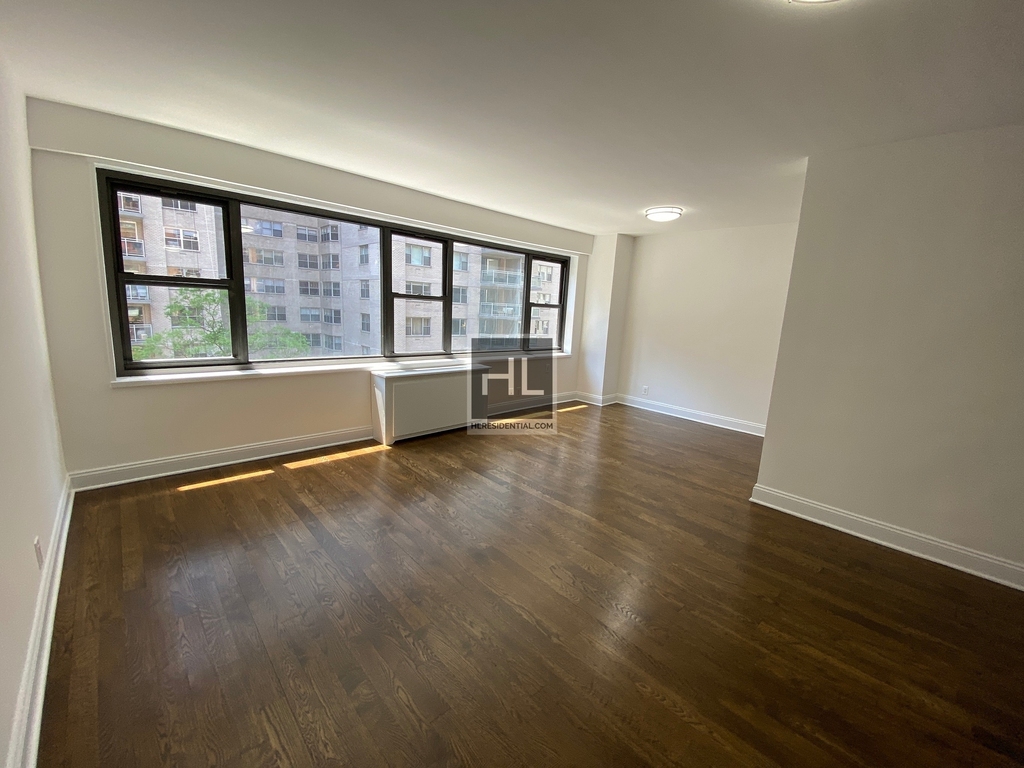 East 56 Street - Photo 0