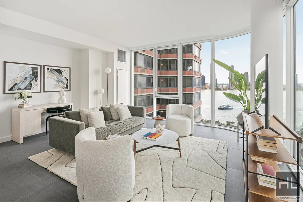 1st Avenue - Photo 0
