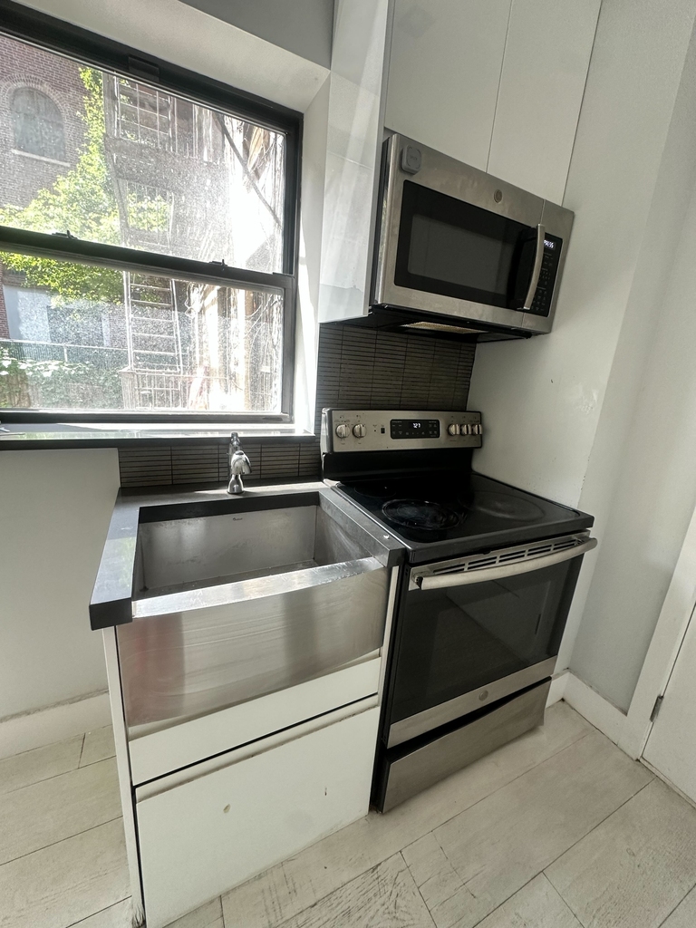 West 52nd Street - Photo 8