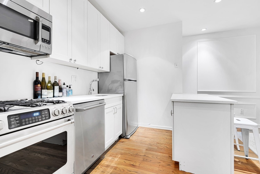 226 East 70th Street - Photo 4