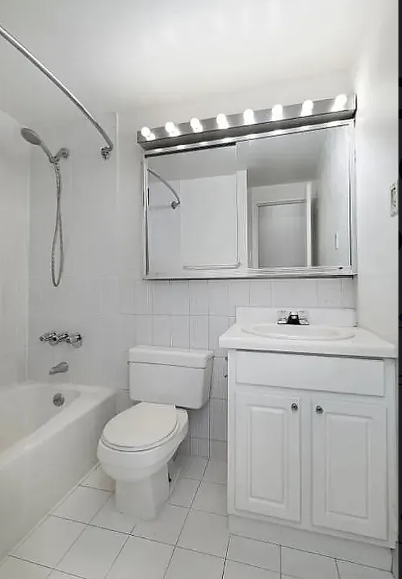 220 East 24th Street - Photo 2