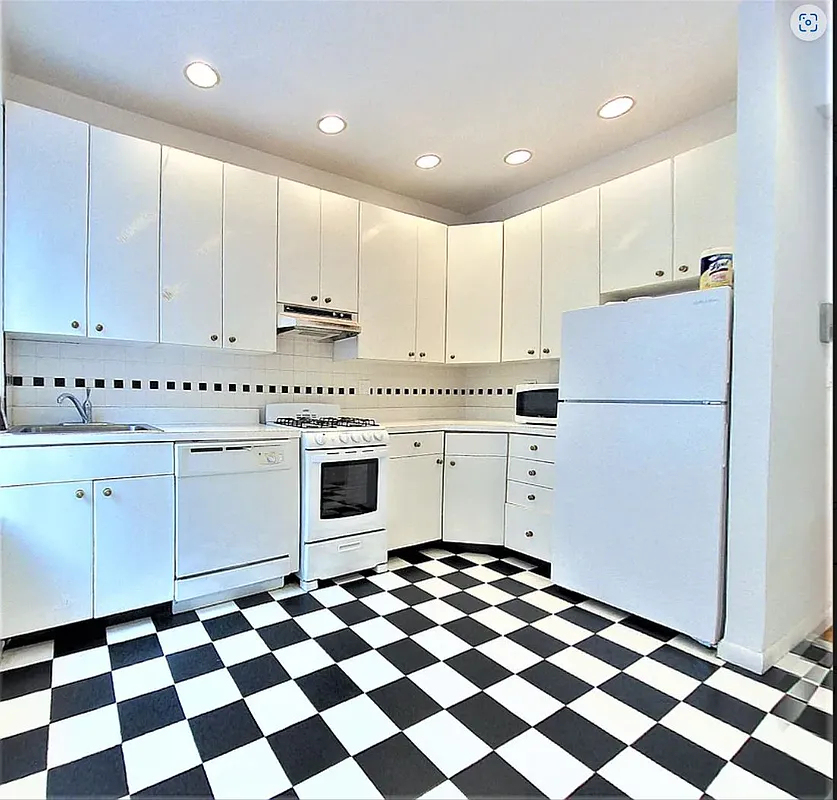 1402 Lexington Avenue - Photo 2