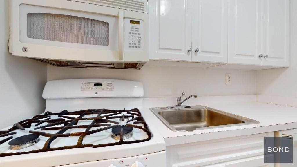 201 East 12th Street - Photo 6
